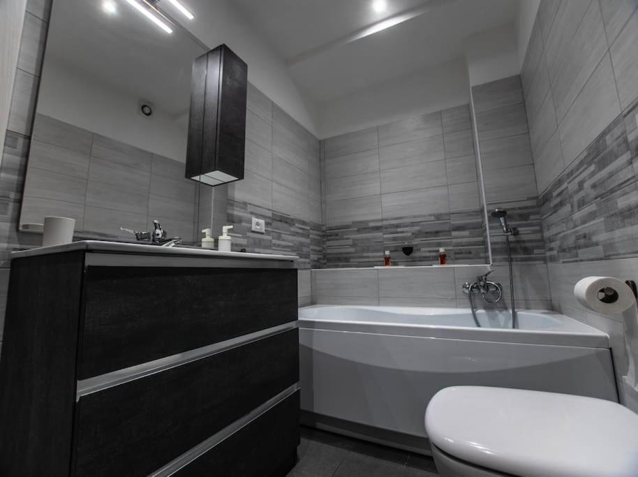 شقة Modern Loft Center Of Turin + Jacuzzi 30M Metro كولّينيو المظهر الخارجي الصورة